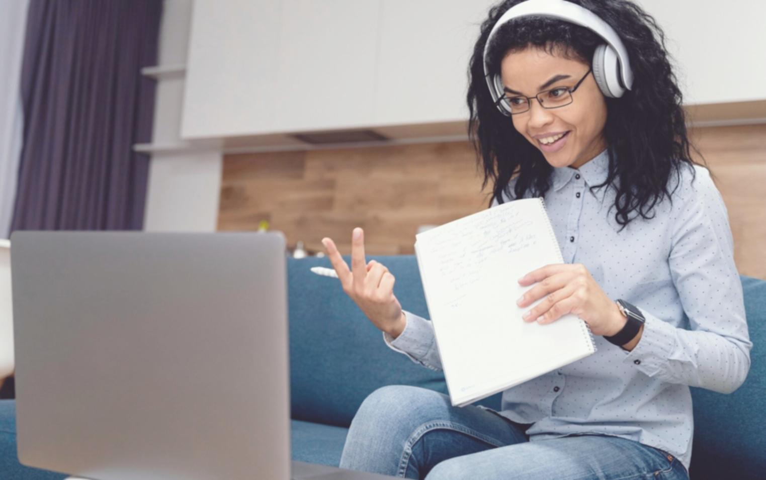 Estudiante revisando presupuesto personal