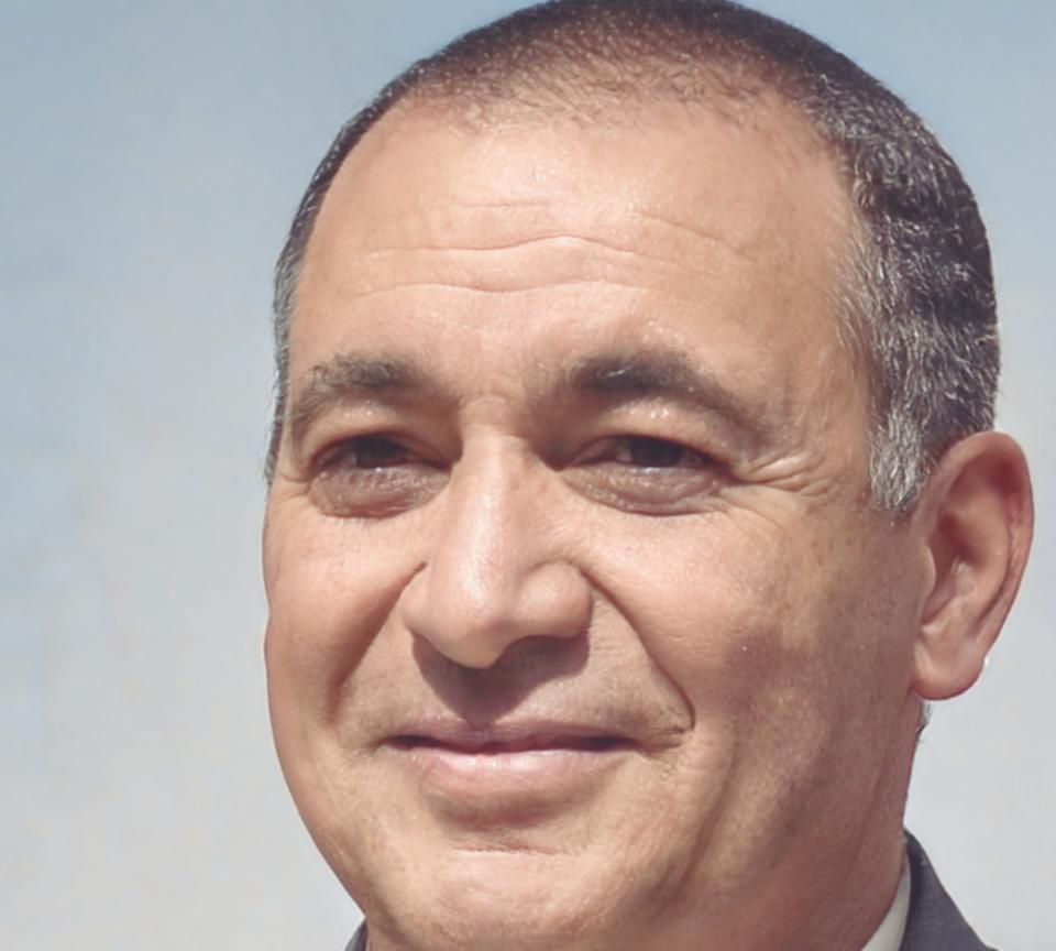 Instructor revisando materiales del curso